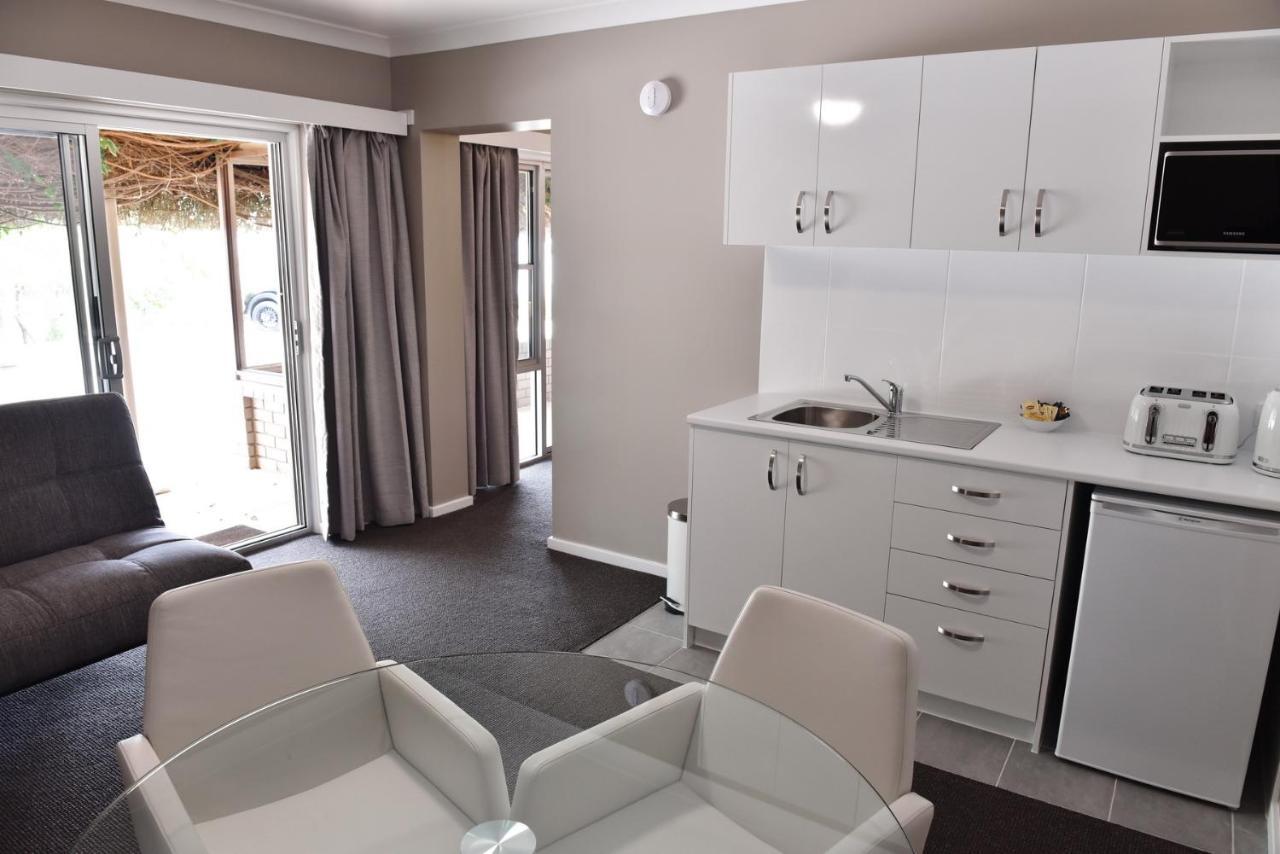 Dutchies Motel Nelson Bay & Dutchmans Beach Apartments ภายนอก รูปภาพ