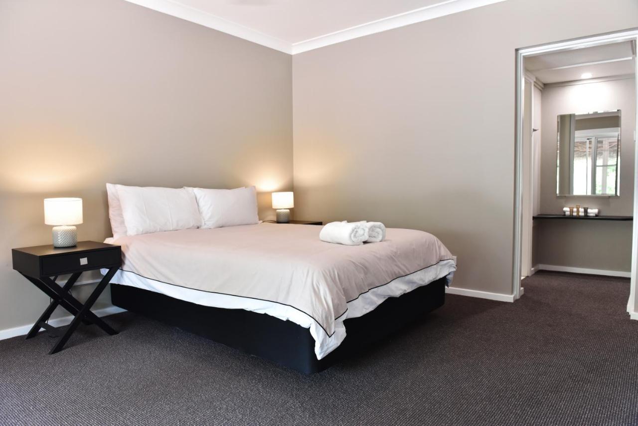 Dutchies Motel Nelson Bay & Dutchmans Beach Apartments ภายนอก รูปภาพ